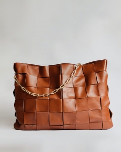 Carry in Style: Latest Trends in Women's Leather Bags Carry in Style: Latest Trends in Women's Leather Bags